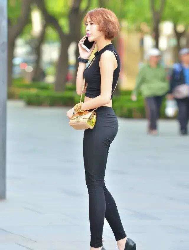 链条包|黑色紧身裤搭配链条包, 时尚感十足, 抓人眼球