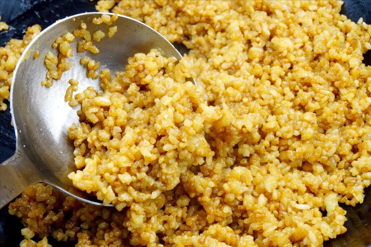 酱油炒饭,颜色红亮味道香,米饭分明,还得多做这一步