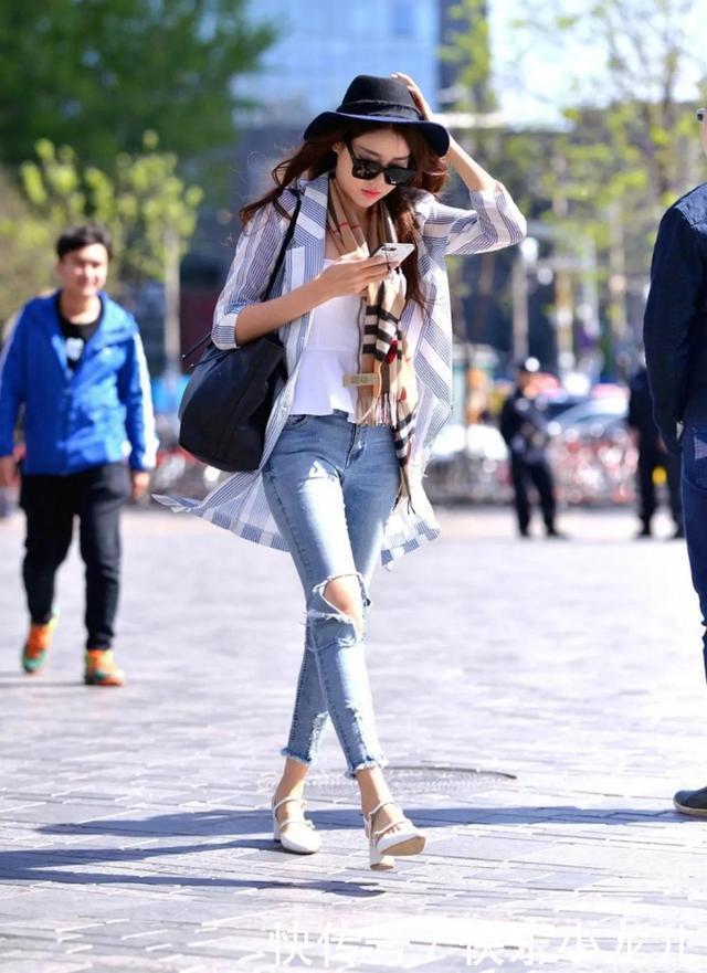 小姐姐有着好身材,一件白色背心,显得更加的青春