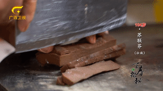 百岁老人用食盐刷牙,满口牙齿都是原装,啃起鸡脚毫不费力