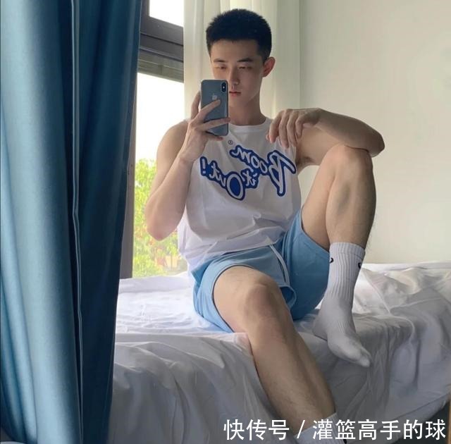 小哥哥|满脸胶原蛋白的大一小哥哥,一身清凉运动范,无袖T恤更显练家子!