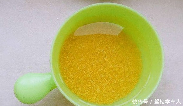 清水|煮小米粥,只会清水煮可不行,教你几招小技巧,米粥香浓米油多