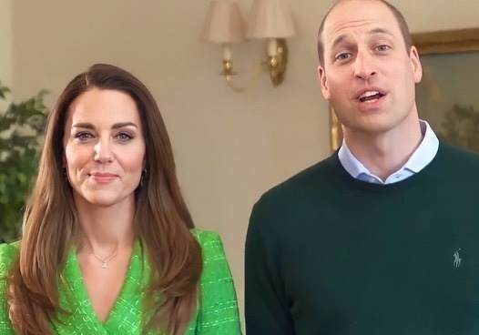 皮帕|凯特为迎结婚10周年做医美?穿婚纱大衣重回婚礼教堂,皮肤太平整