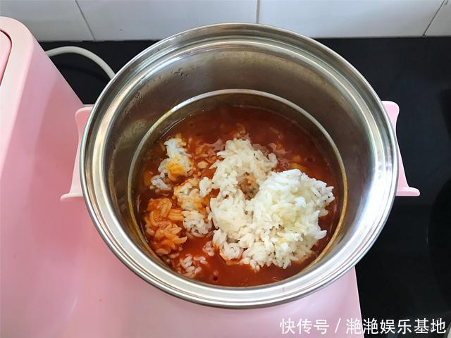 美味可口|剩米饭别再蛋炒饭了,教你新吃法,美味可口又营养,好吃到舔盘