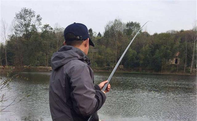 冬季钓鱼,气温越低越要用这种钓法,大板鲫连竿,钓友都抢不过你