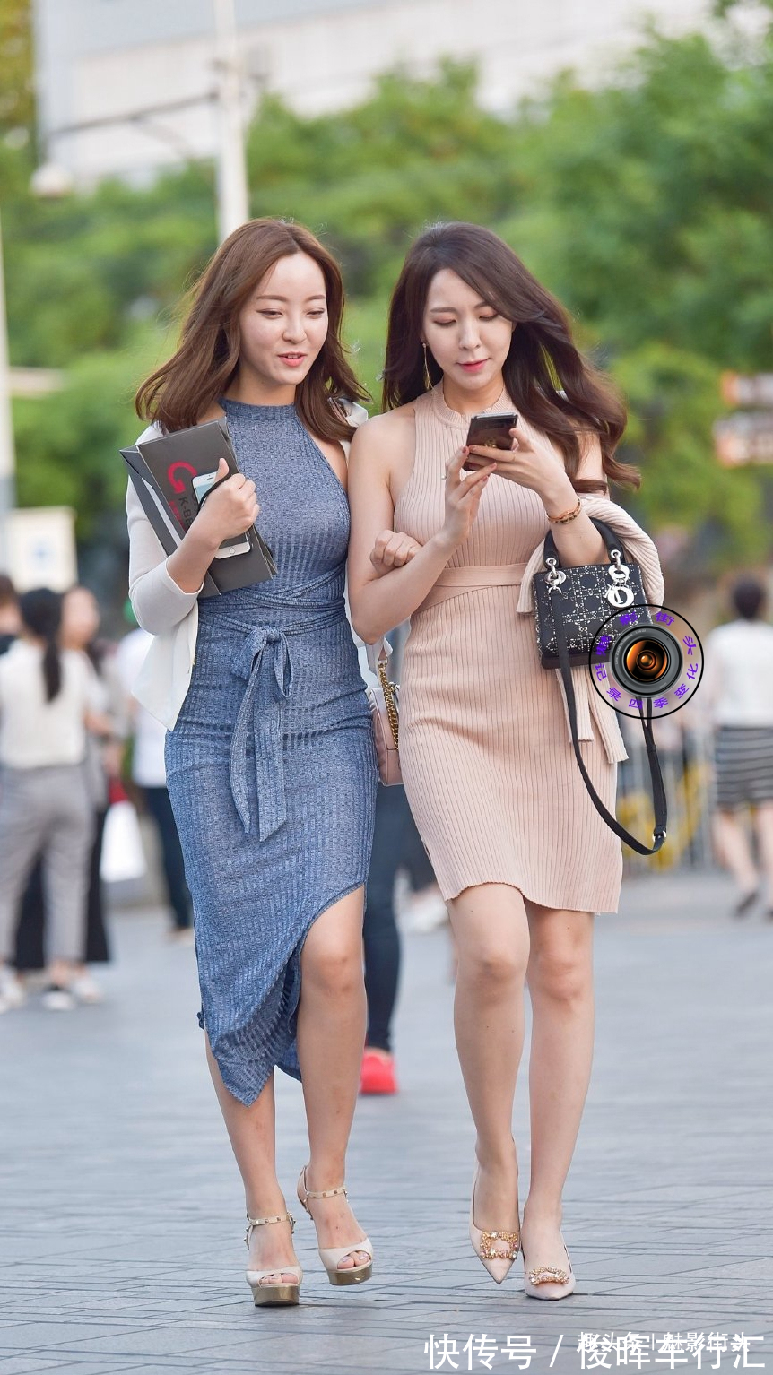 美女 闺蜜逛街，穿同款针织连衣裙搭配高跟鞋，虽然气质不同但都很美