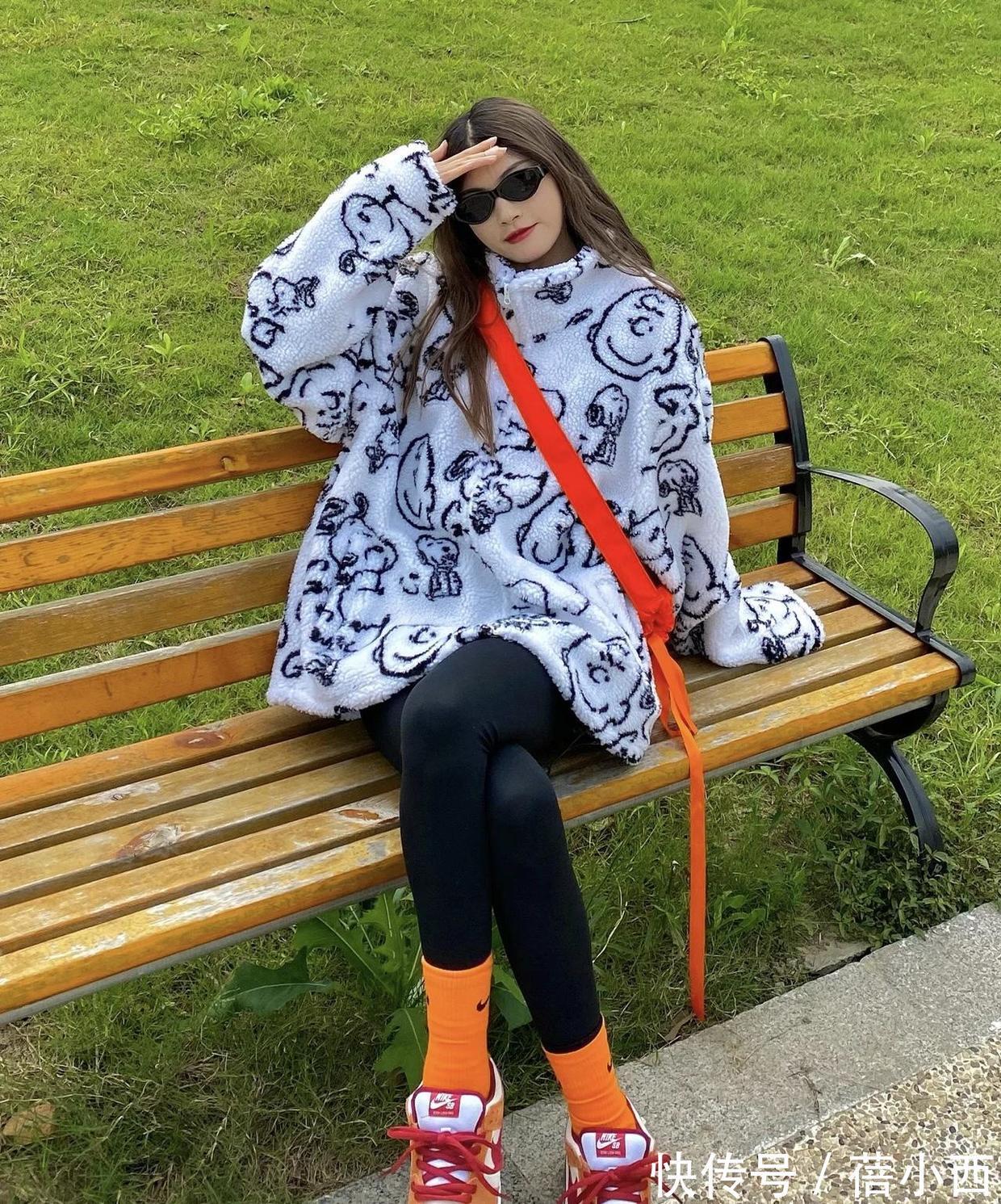 五分裤|冬季赶时髦就穿“羊羔毛外套”,温暖又时髦,配裤子、裙子都好看