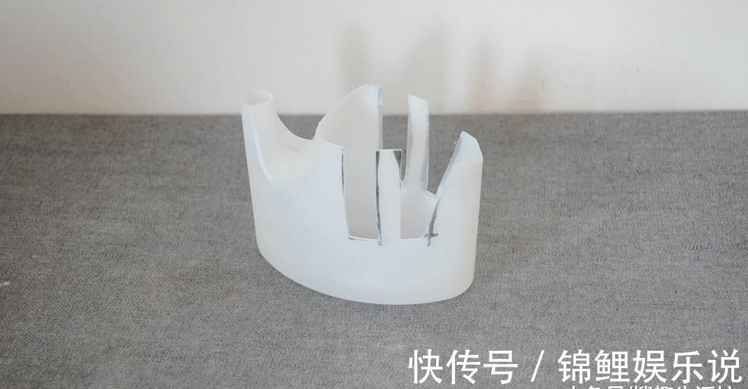 洗衣液瓶子别扔了, 简单剪几刀, 放在厨房这样用, 人人见了都夸好