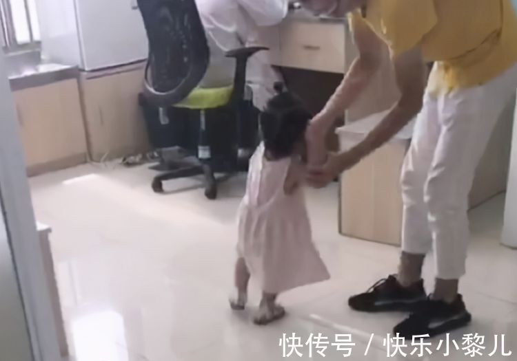 宝妈|3岁“女王”宝宝打针后,呲牙企图找护士算账,网友:护士快跑