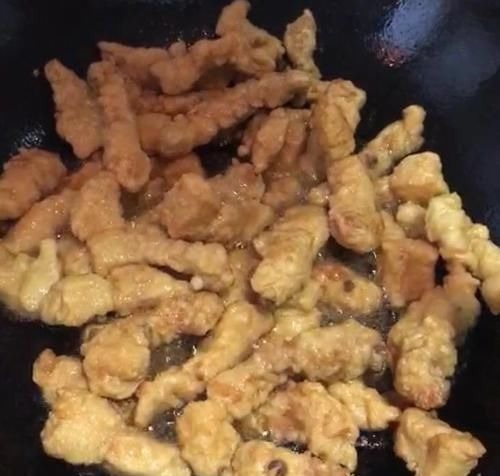 炸酥肉，不要直接用面粉！30年大厨教你，金黄酥脆肉质嫩，不回潮