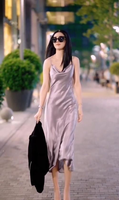 高雅极|真丝吊带裙真有趣，照样美得耀眼，时尚气质！