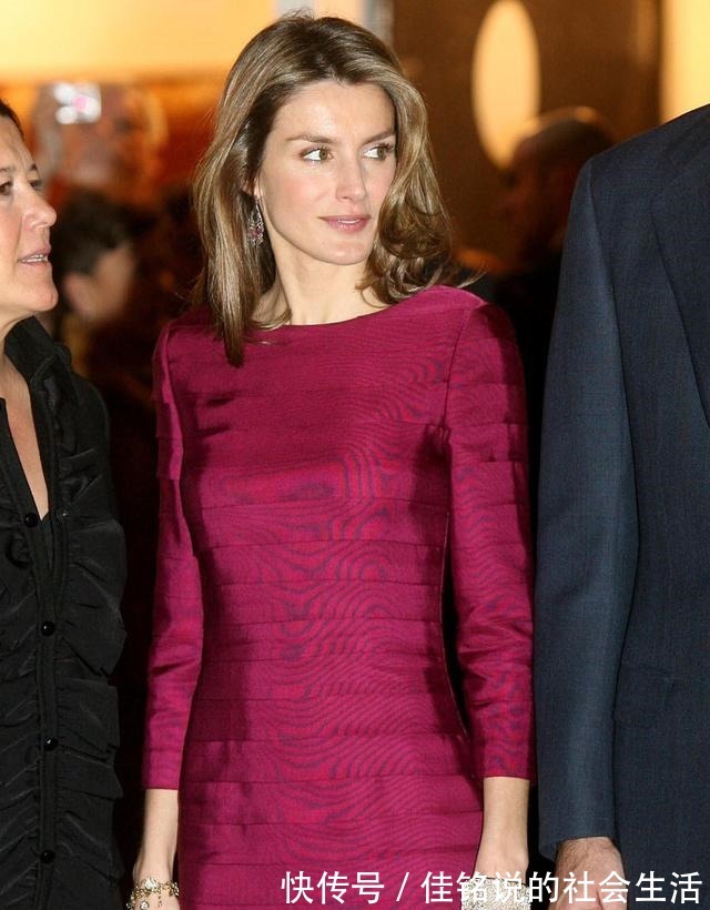 蕾丝!谁说莱蒂齐亚不爱珠宝光是腕间都很精彩,最爱婆婆送的字母手链!