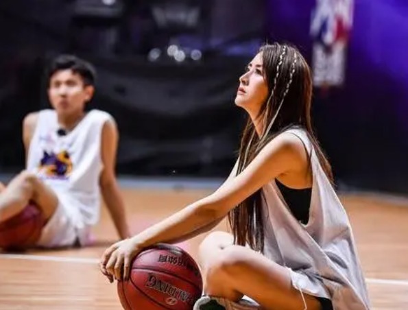 科比|又一校花NBA美女主播! 名模身材堪比明星, 北大学霸男友令人羡慕