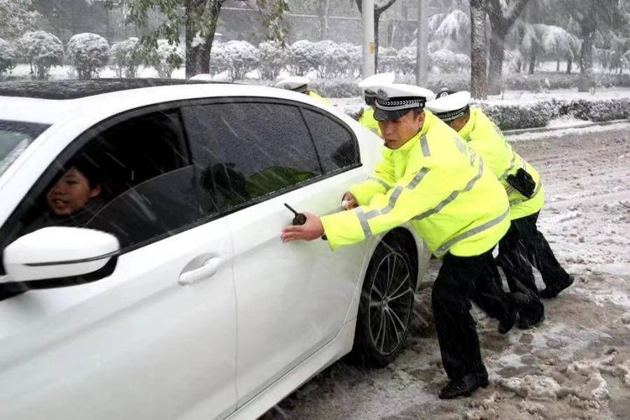 济南|大雪中，济南交警这些守护的身影真美