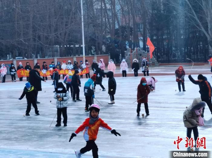 世界大学|沈阳一小学欢度冰雪节 短道速滑世界冠军与孩子们共舞