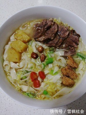 在家做手擀面不难，30年面点师傅教你2招，面条爽滑不易糊，好吃