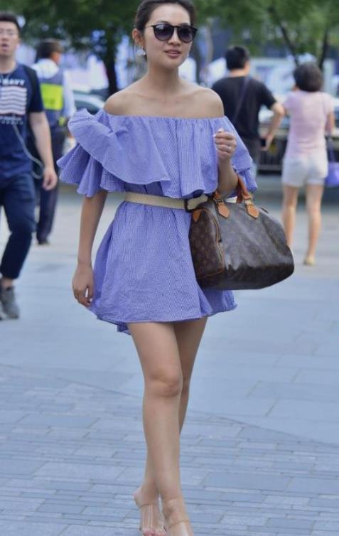 仙气十足|街拍:气质美女穿白色连衣裙,长发披肩,仙气十足