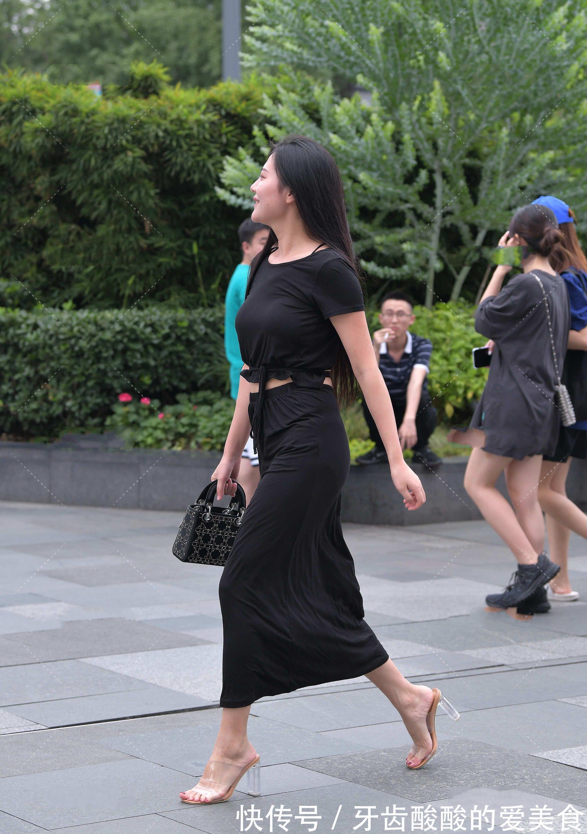 包包|黑色长款连衣裙,搭配披肩长发,手提精致小包包,尽显淑女风范