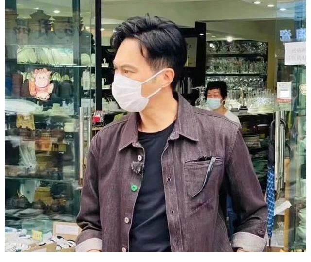 《大灣仔的夜》開業(yè)路透？陳小春站C位，張智霖笑容靦腆被贊靚仔