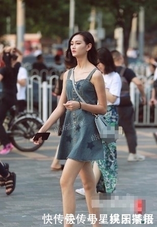 小姐姐|路人街拍,小姐姐搭配黑色亮色的高腰短裙,带着丝丝的清凉感