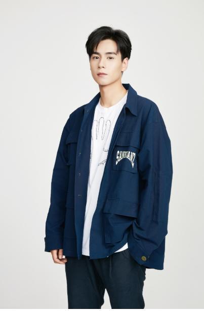 歌手假唱“愈演愈烈”,話(huà)筒拿反不算什么,而他被稱(chēng)“假唱王者”