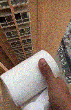 |搞笑GIF:有一个胖胖的女友,跷跷板都是无可奈何