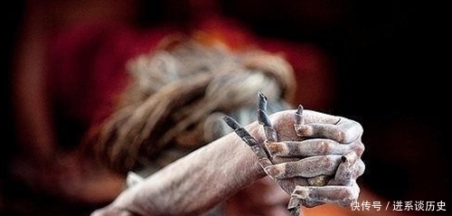 苦行|为了信仰,此人高举右手40年不肯放下,如今已在肩上定型,不能动弹