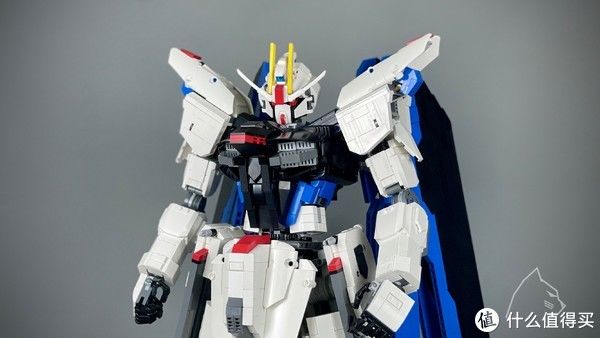 乐高零件|MOC 篇三十七：6000颗乐高零件制作的1/40自由高达 by BlacklyCat