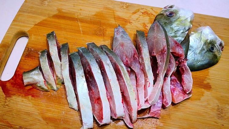 鲳鱼别做红烧了,教你秘制新吃法,比清蒸好吃,比红烧简单,香