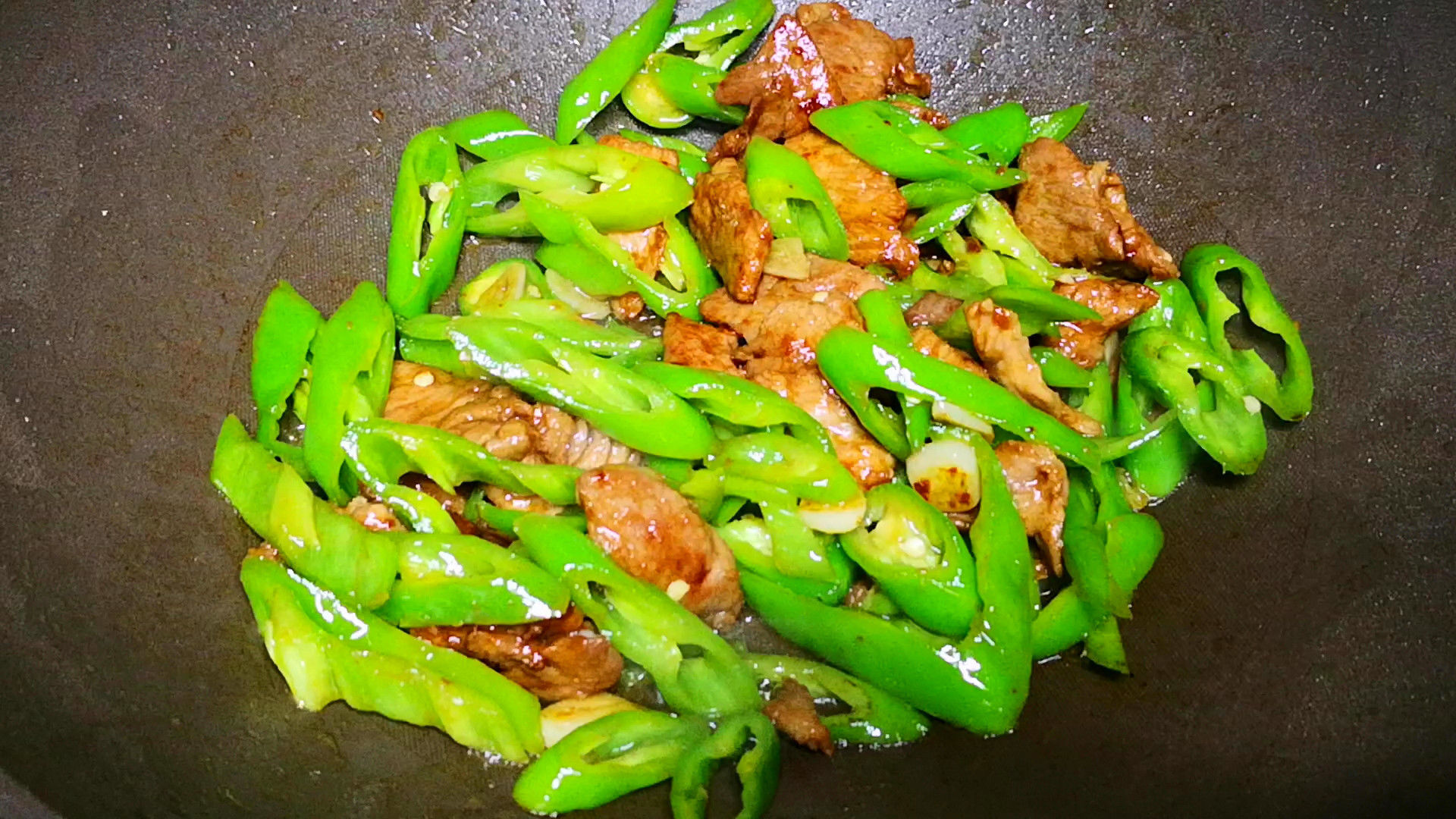 做辣椒炒肉,到底先炒辣椒还是先炒肉?大厨:牢记2点,香而不呛