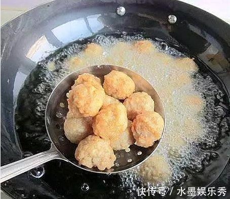 不管炸什么丸子，都别忘了加这“两种料”，丸子外酥里嫩不会撒！