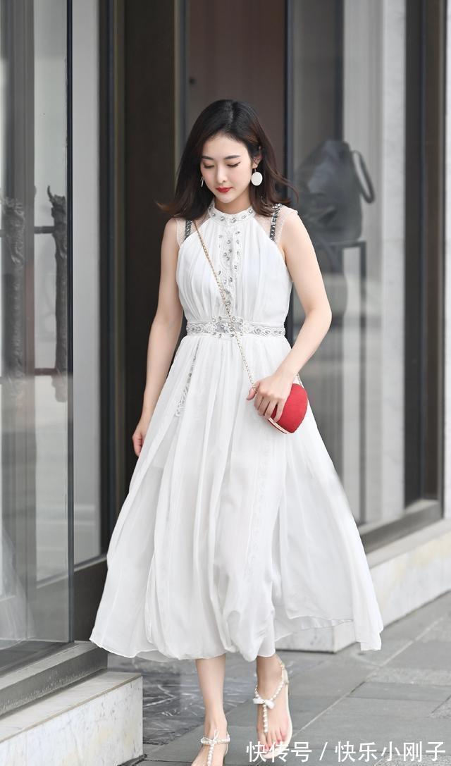 深色系 连衣裙的穿搭合身又不紧身,更加凸显身高,溢出高级感