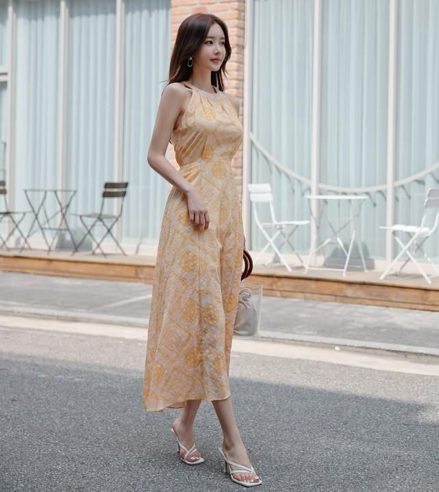 孙允珠鲜橙挂脖无袖不规则长裙,打造夏日清凉穿搭