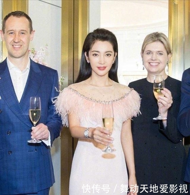 白色|美女穿了一身白色的连衣裙,勾勒出了较好的身材线条