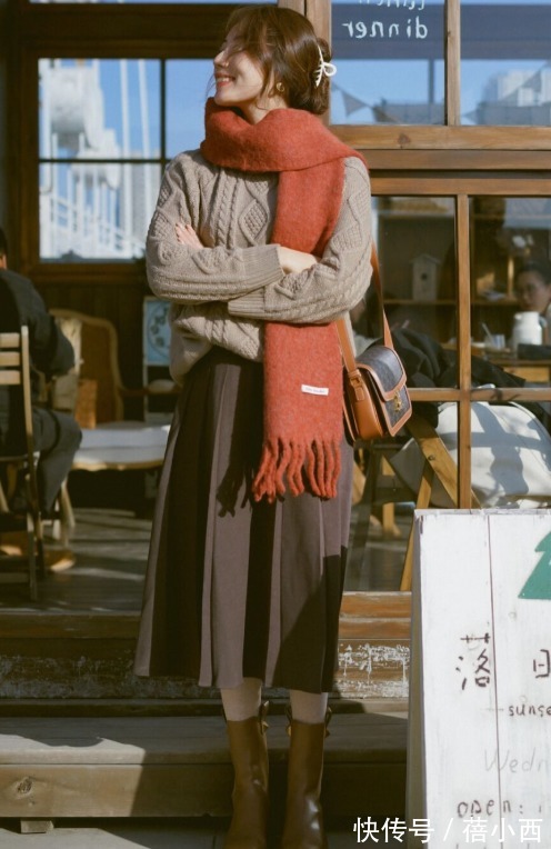 短靴|小个子新年怎么穿?建议尝试“半身长裙+短靴”,一秒显高10cm