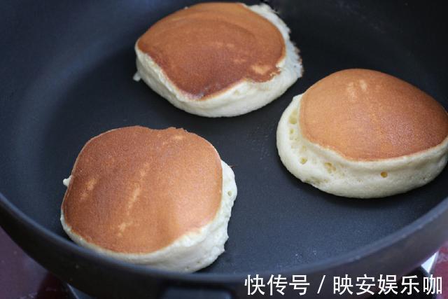 蛋黄|用平底锅就能做舒芙蕾松饼,口感松软香甜,孩子天天吃也不嫌腻!