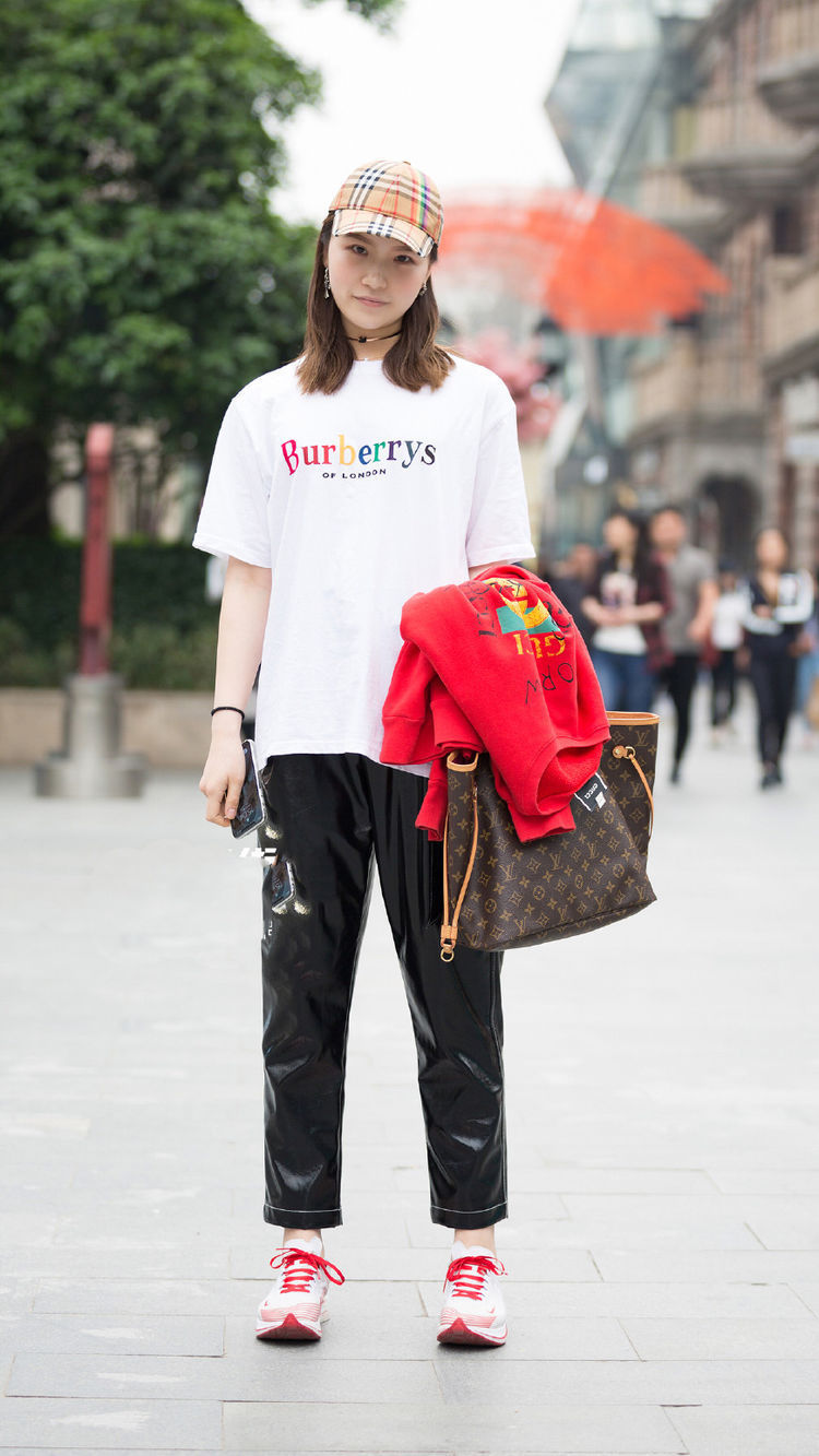 街拍:美女白色衬衫搭配黑色皮裙,脚踩一双高跟鞋,非常有气质!