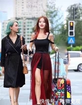 白皙|街拍:白皙时尚迷人的美女,搭配长心,衣服时尚很独特性感!