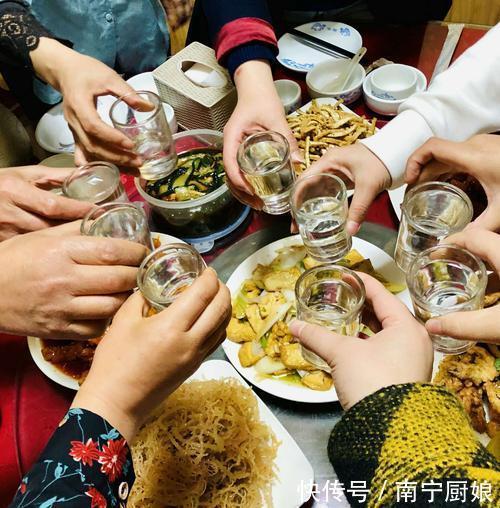 老酒鬼们公认的“4大下酒菜”,一小碟就能喝到天亮,不醉不归