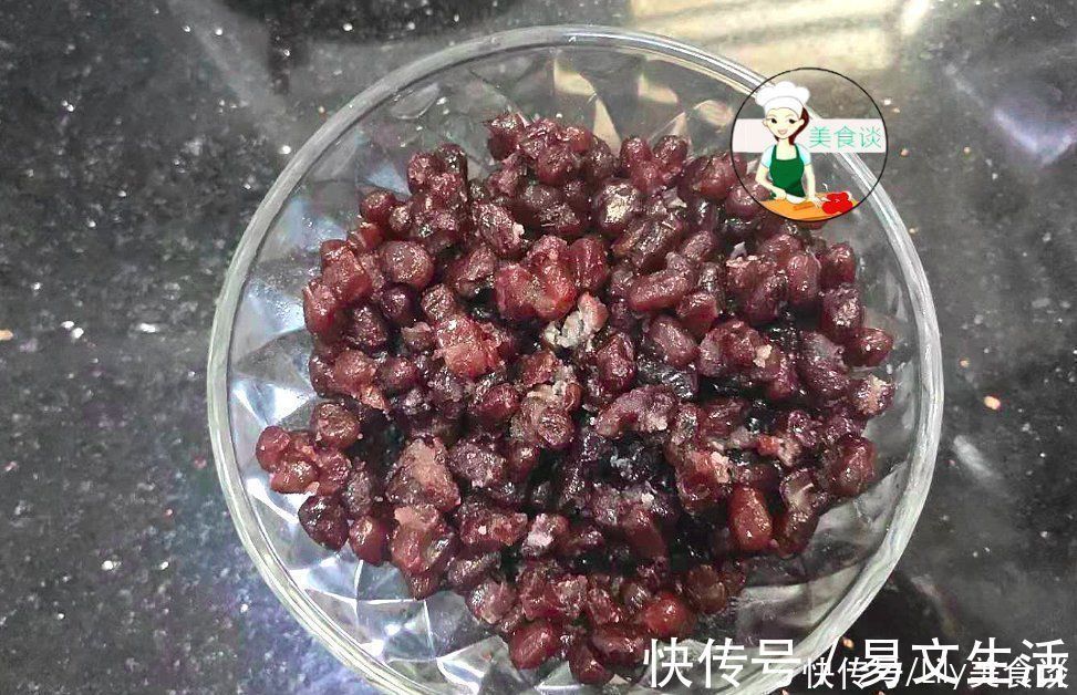 冷天红豆和此是绝配，一拌一蒸就好，又香又解馋，大人孩子都爱吃