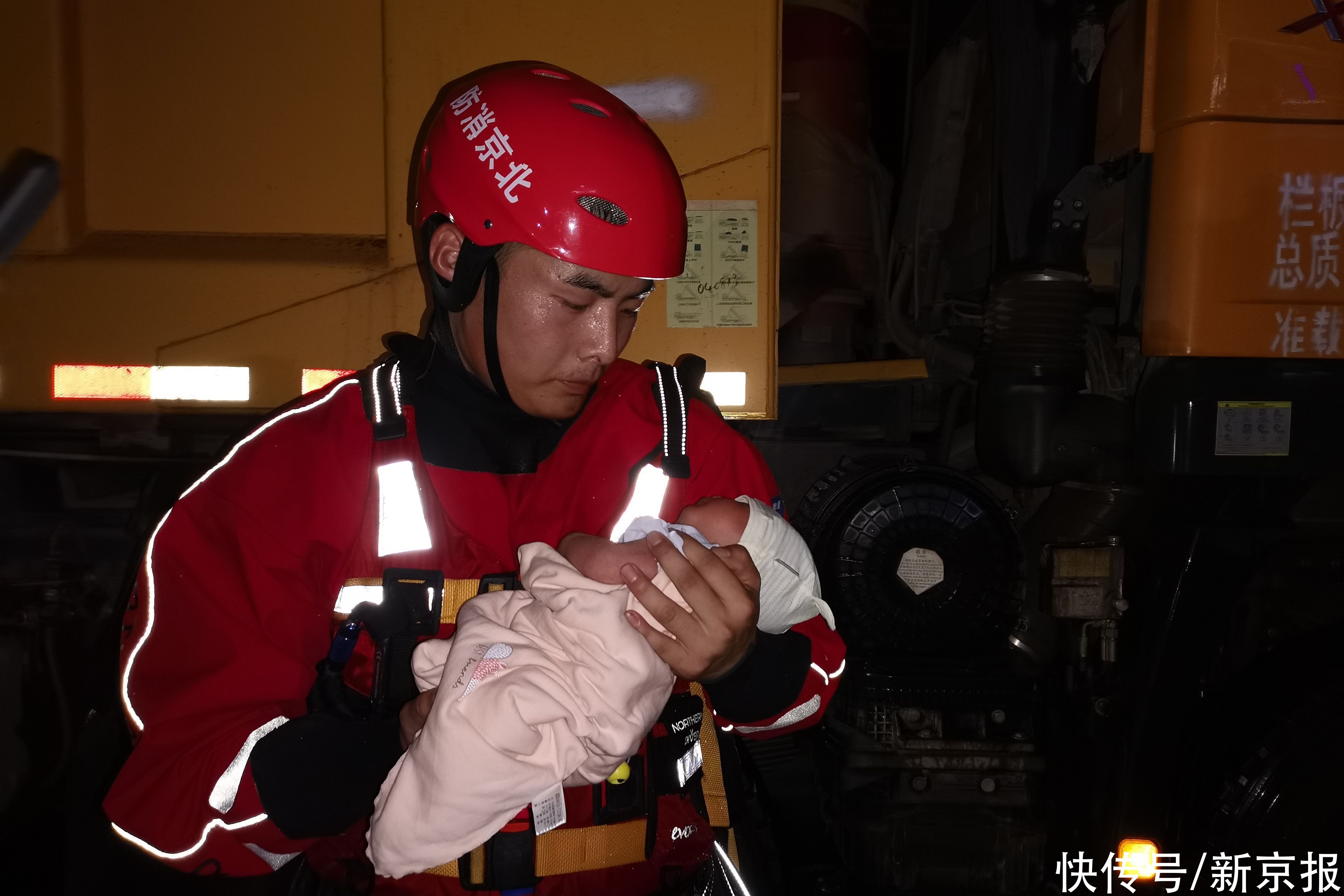 北京|刚刚出生4天，婴儿在北京消防员怀抱中撤离到安全地带