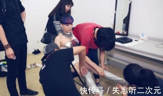 困局|“巨星”吴莫愁困局:从红极一时到“失业”,一手好牌怎么糊的?