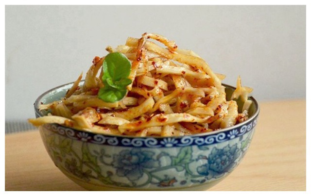 其貌不扬的芥菜疙瘩,只需撒上盐和五香粉,其它的就交给时间了!