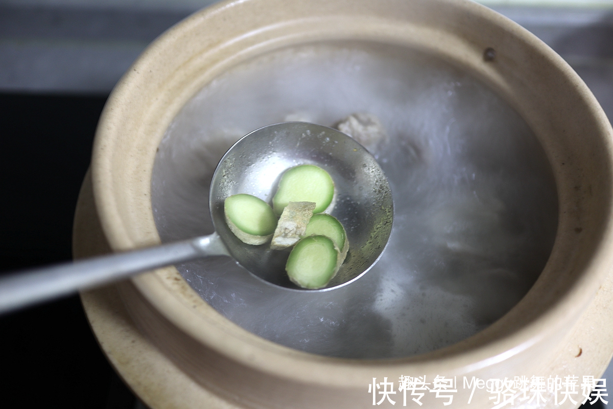 夏天|夏天多喝这汤，味浓肉烂不费事，3种材料扔进锅，乳白鲜汤喝2碗
