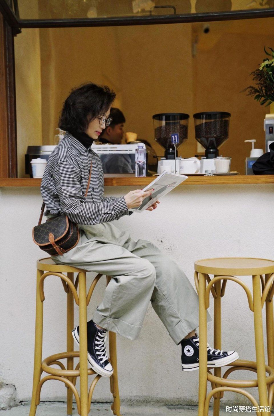 女人过了50岁，别再穿小脚裤了，今年流行这样穿，时髦减龄又气质