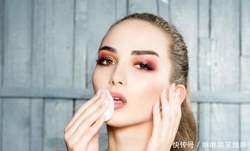 女生有这5个习惯,会让嘴唇变丑尤其第2个,不改掉难提升颜值