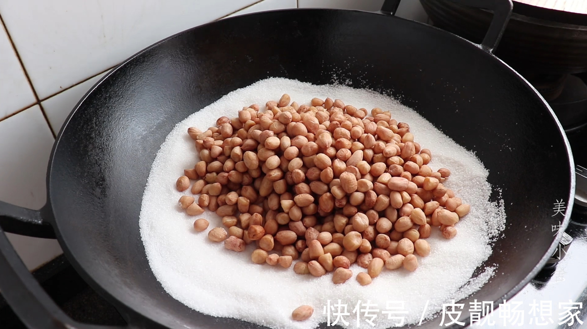 花生米别油炸着吃了,教你一个特色小吃做法,香酥脆爽,下酒必备