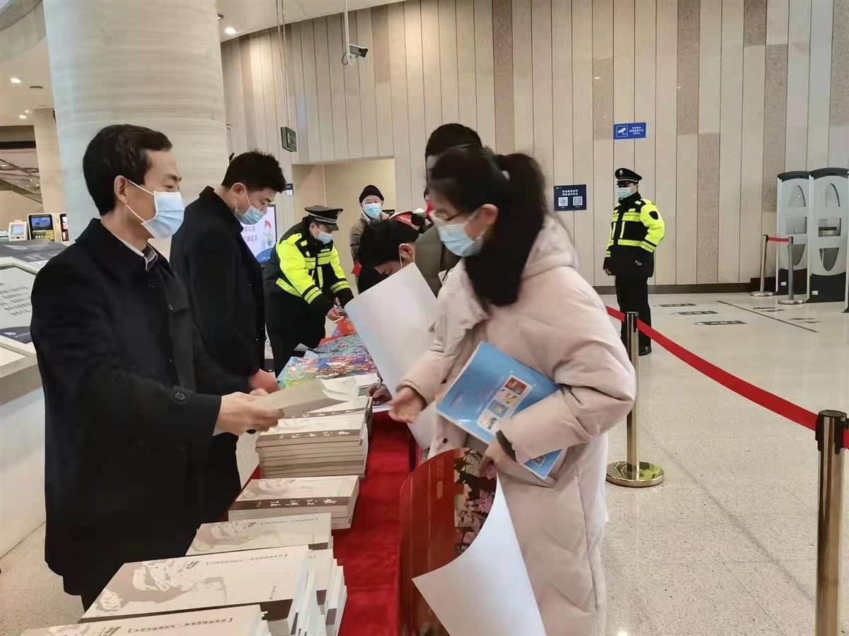 李鸿章传！书香过大年 省图迎来新年首批读者