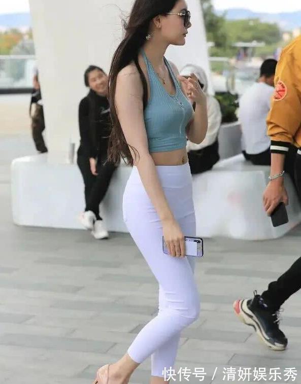 牛仔裤|白色牛仔裤“吃香”,贴身又显瘦,散发女性独特魅力