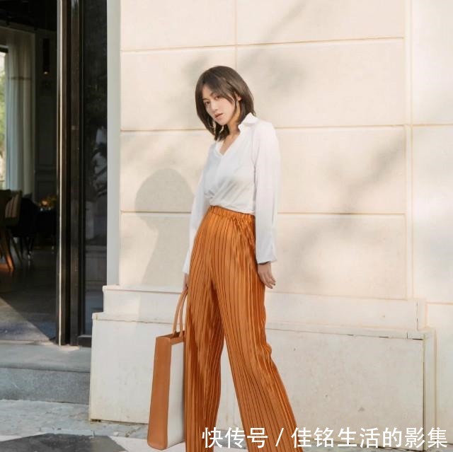 阔腿裤 今夏的“百褶裤”都流行这么穿也太洋气了!比阔腿裤显瘦又显高!